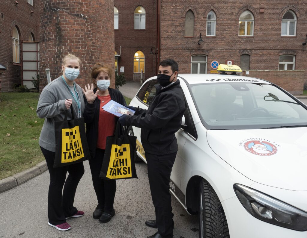 Lähitaksi vei Diakonissalaitokselle lahjoja Joulupukilta
