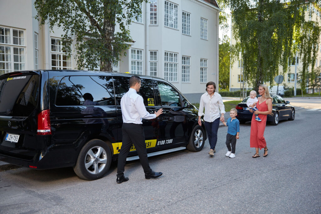 Koulut alkavat – Lähitaksi kertaa ammattiautoilijoiden vinkit turvalliseen koulutiehen