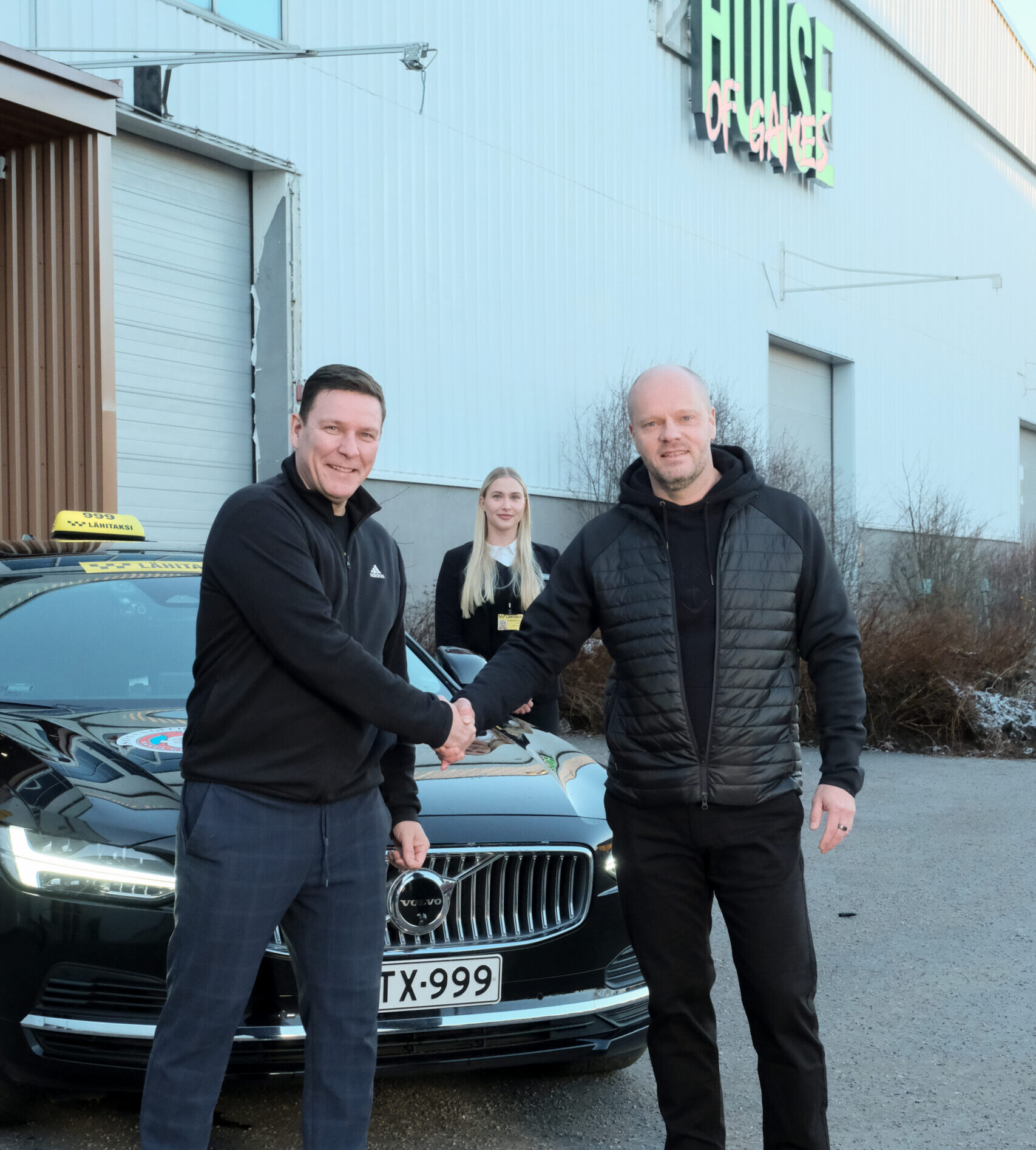 Lähitaksi ja House of Games julkaisivat mittavan kumppanisopimuksen padelin SM-sisäkisojen yhteydessä