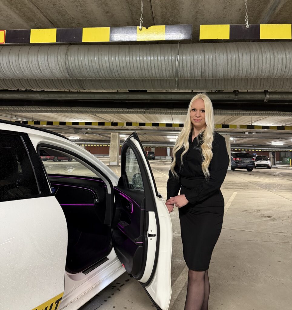 Kuukauden lähitaksilainen: Noora-Ilona Ylönen viihtyy ratissa ja asiakkaiden seurassa