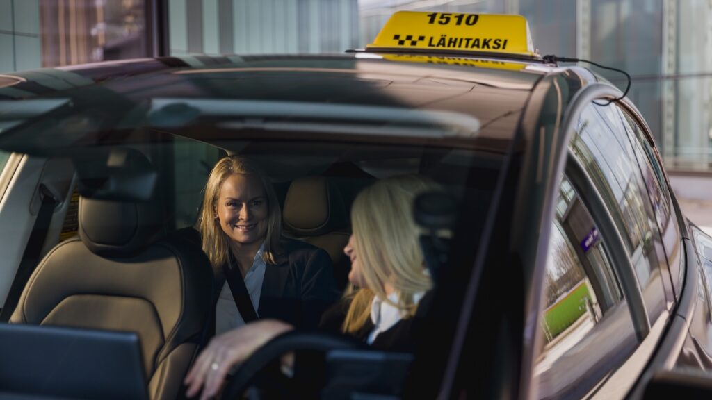 Lähitaksi sähköistää taksit – henkilöautot täyssähköiseksi vuoteen 2030 mennessä